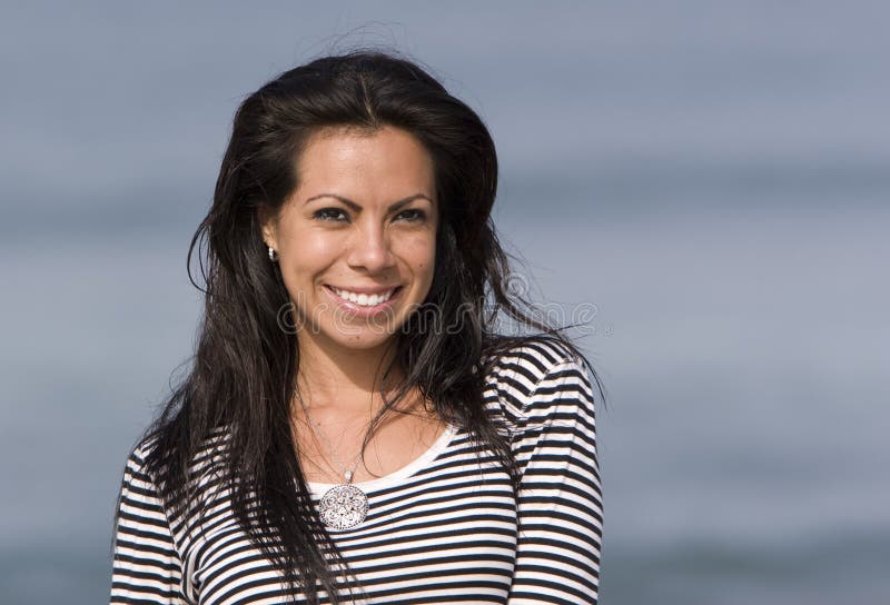Femme hispanique de sourire image libre de droits Femme hispanique de sourire image libre de droits