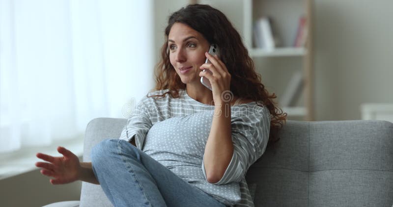 Femme hispanique discutant avec un ami au téléphone banque de vidéos