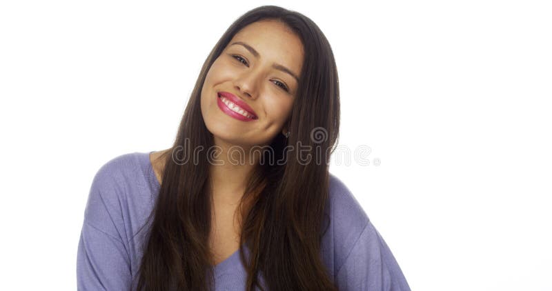 Femme hispanique souriant à l'appareil-photo photographie stock Femme hispanique souriant à l'appareil-photo photographie stock