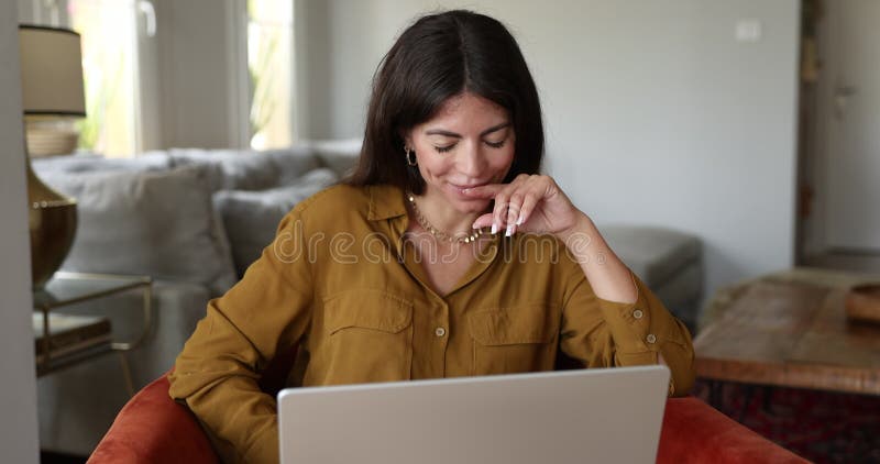 Femme hispanique utilisant un ordinateur portable à la maison fermer clips vidéos