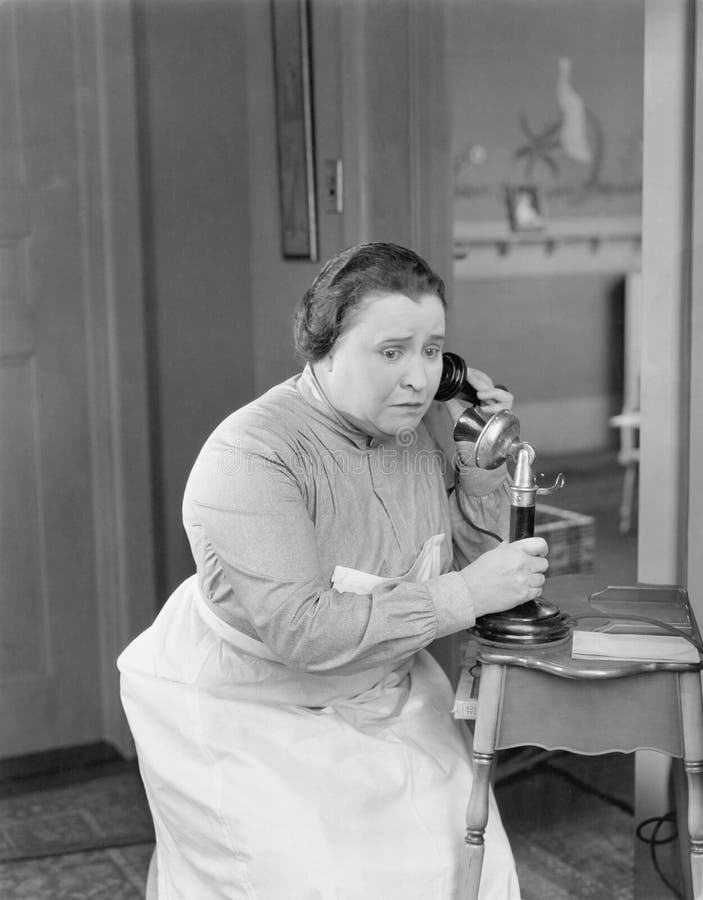 Femme inquiétée à l'aide du téléphone (toutes les personnes représentées ne sont pas plus long vivantes et aucun domaine n'existe image stock Femme inquiétée à l'aide du téléphone (toutes les personnes représentées ne sont pas plus long vivantes et aucun domaine n'existe image stock