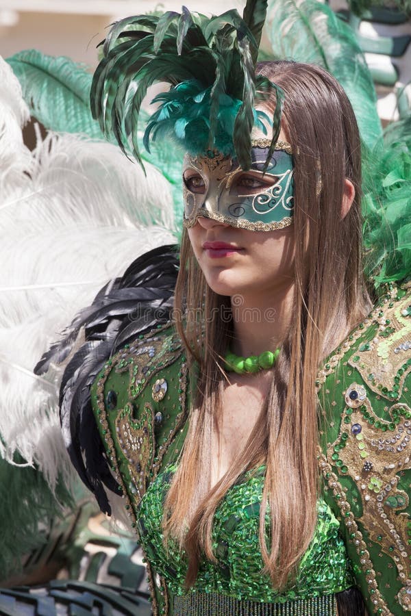 Femme italienne avec du charme dans la robe verte vénitienne de masque de costume photographie stock libre de droits Femme italienne avec du charme dans la robe verte vénitienne de masque de costume photographie stock libre de droits
