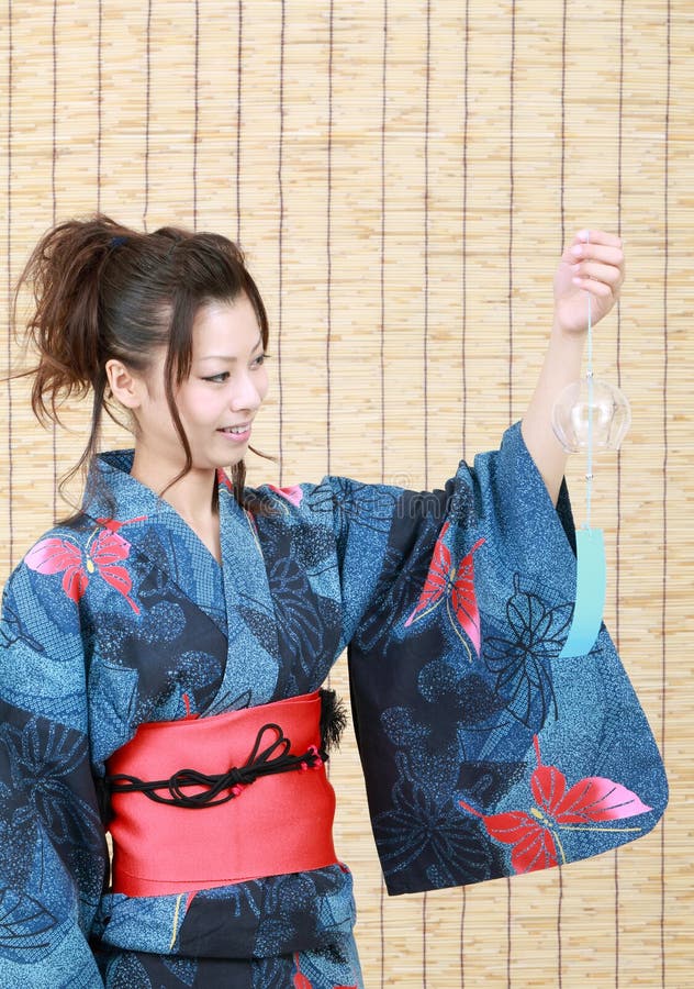 Femme japonaise dans des vêtements de kimono