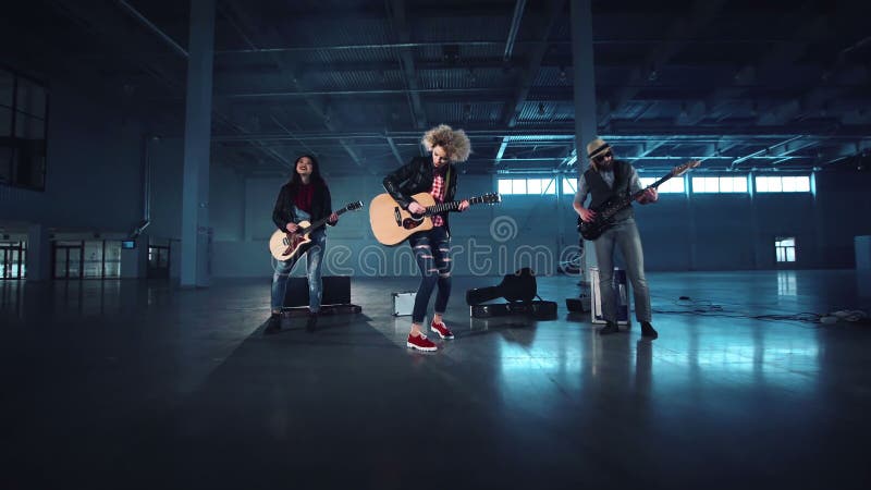 Femme jouant la guitare dans le groupe de rock clips vidéos