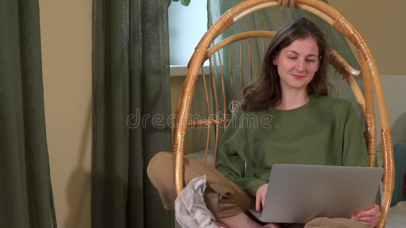 Femme joyeuse branchée et ordinateur portable. joyeux belle entreprise excité dame a email lottery win. travail de triomphe. étudi banque de vidéos
