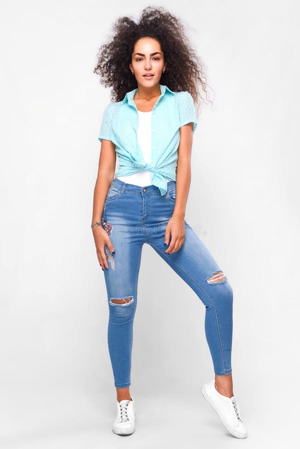 Femme joyeuse dans le vêtement occasionnel photos stock Femme joyeuse dans le vêtement occasionnel photos stock