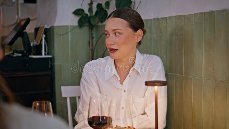 Femme joyeuse parlant des besties dans le confortable restaurant closeup. partage d'heureux banque de vidéos