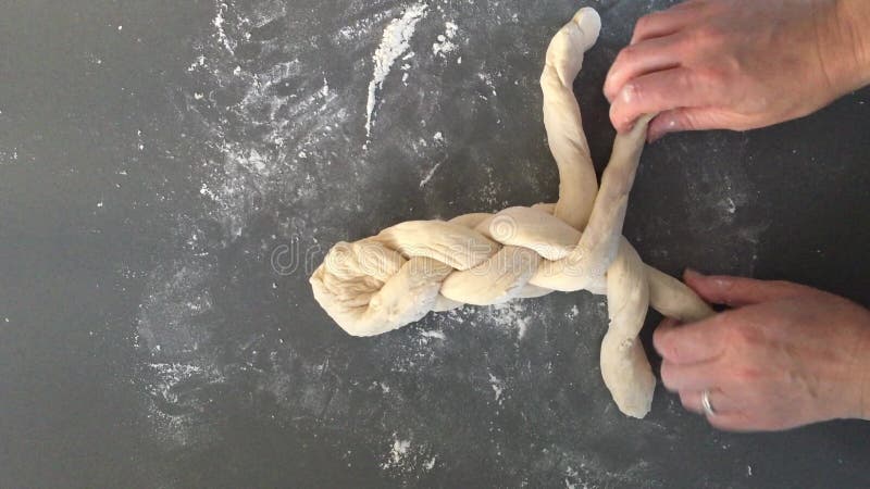 Femme juive mains tressage challah pain doux clips vidéos
