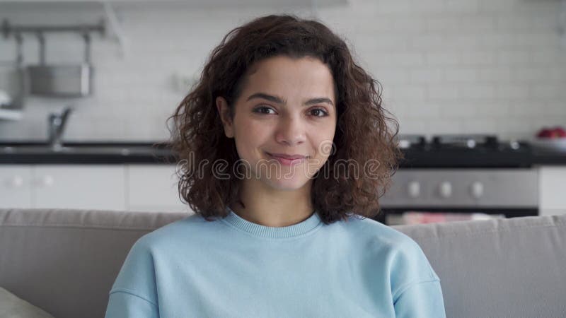 Femme latine hispanique latine de sourire à la caméra reposant sur le portrait de canapé. banque de vidéos