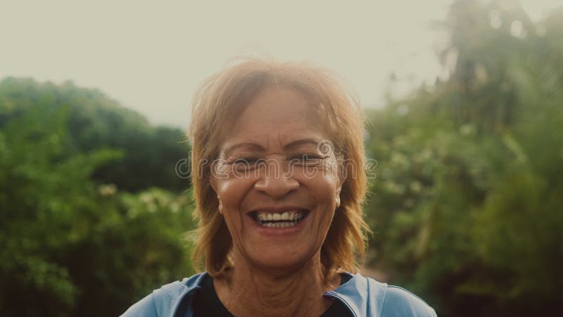Femme latino âgée heureuse s'amusant à sourire devant la caméra après une activité d'entraînement dans un parc banque de vidéos