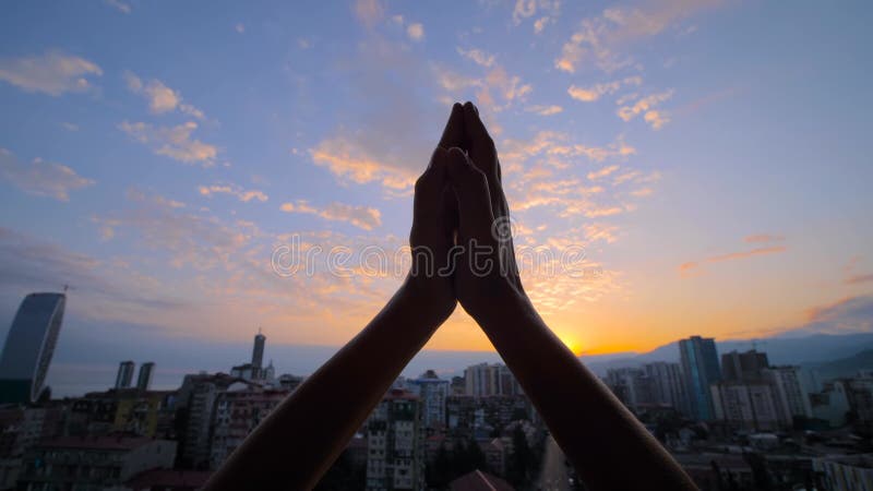 Femme levant la main faire étirement exercices soleil salutation yoga clips vidéos