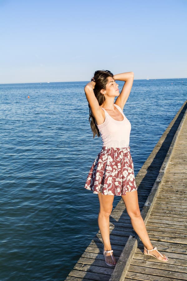 Femme libre appréciant l'été avec les bras ouverts sur la plage images stock Femme libre appréciant l'été avec les bras ouverts sur la plage images stock