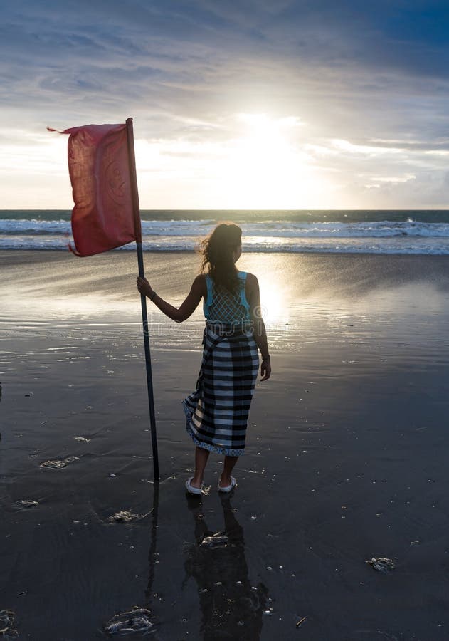 Femme libre appréciant la liberté se sentant heureuse à la plage au coucher du soleil Belle femme de détente sereine dans le bonh image libre de droits Femme libre appréciant la liberté se sentant heureuse à la plage au coucher du soleil Belle femme de détente sereine dans le bonh image libre de droits