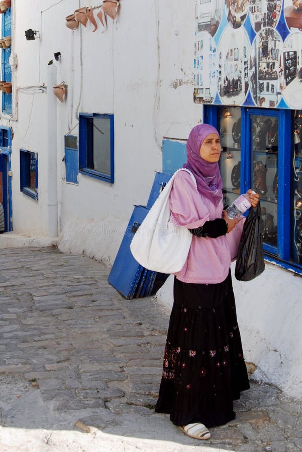 Femme locale, Sidi Bou Said Village, près de Carthage, la Tunisie image stock Femme locale, Sidi Bou Said Village, près de Carthage, la Tunisie image stock