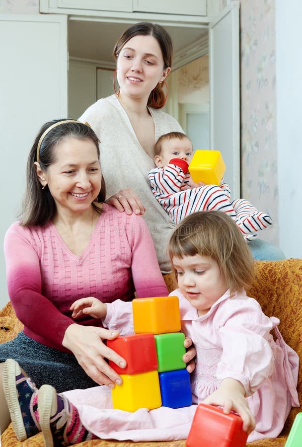 Femme mûre et ses jeux adultes de fille avec des enfants photo stock Femme mûre et ses jeux adultes de fille avec des enfants photo stock
