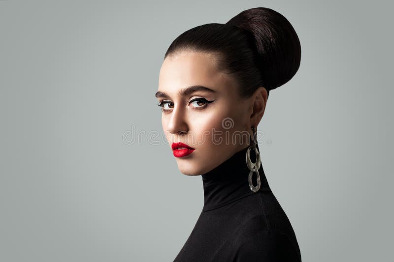 Femme magnifique avec le maquillage parfait de coiffure et d'eye-liner images libres de droits Femme magnifique avec le maquillage parfait de coiffure et d'eye-liner images libres de droits