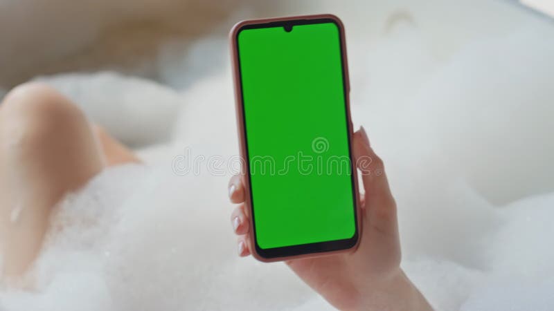 Femme mains taper chroma clé téléphone cellulaire mensonge bulle bain closeuse. femme inconnue banque de vidéos