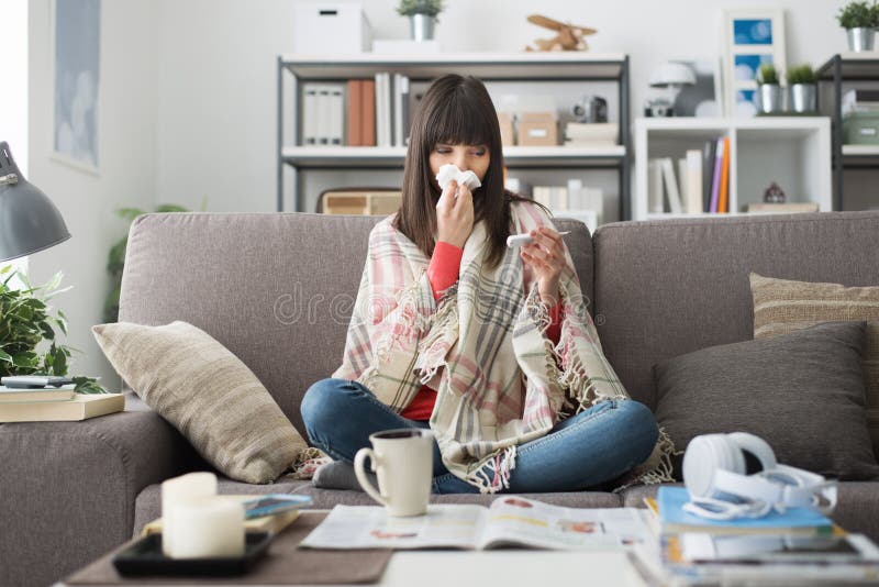 Femme malade avec le froid et la grippe