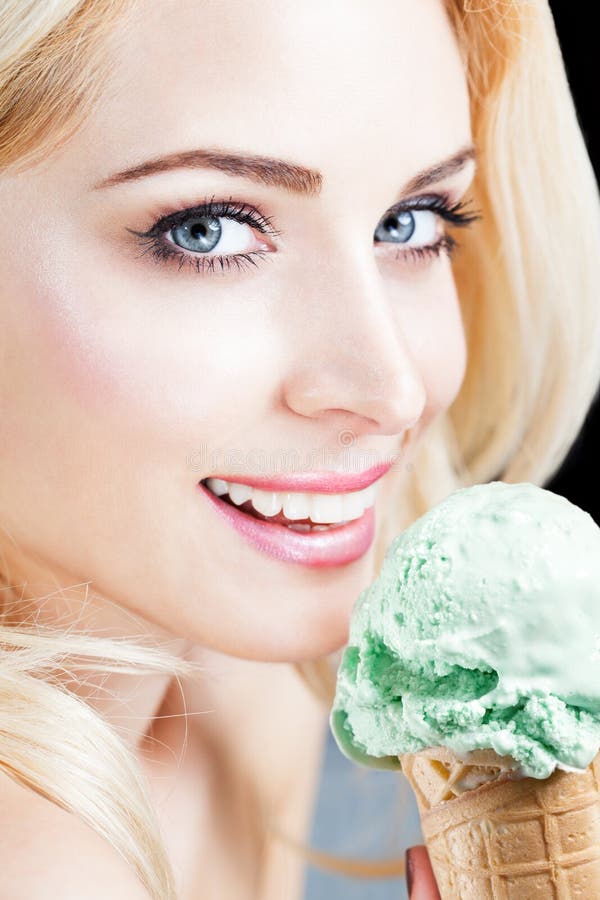 femme mangeant la crème glacée de pistacia photo stock image du