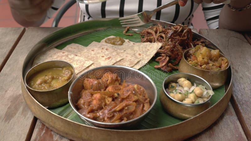 Femme mangeant un repas servi sur la feuille de bananier cuisine traditionnelle sud-indienne. clips vidéos