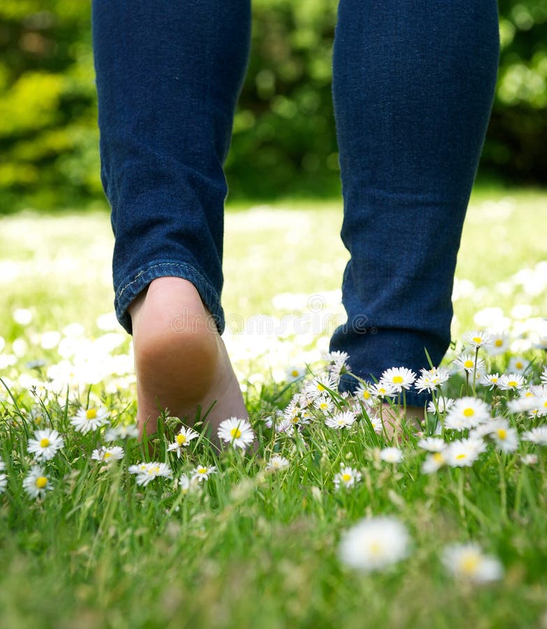 Femme marchant en parc nu-pieds image stock Femme marchant en parc nu-pieds image stock