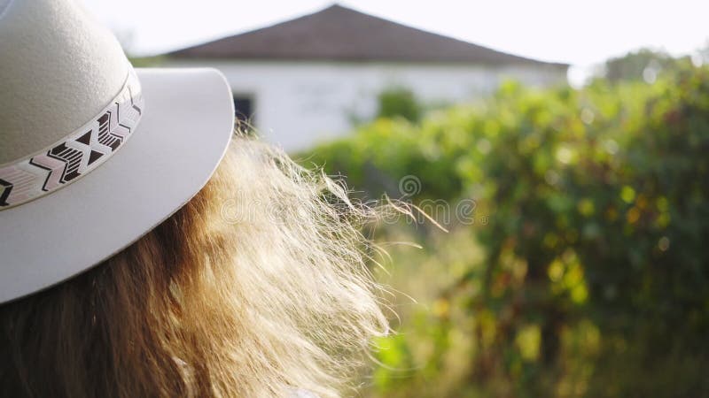 Femme marchant près de la villa et du vignoble