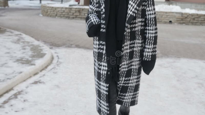 Femme marchant près du gratte-ciel banque de vidéos