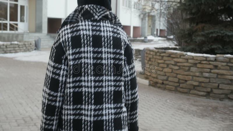 Femme marchant près du gratte-ciel banque de vidéos