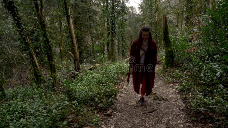 Femme marchant sur un chemin dans Forest Abkhazia vert banque de vidéos