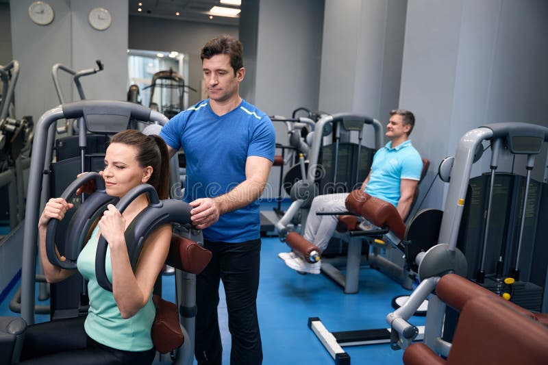 Femme mature faisant de l'entraînement supérieur sur l'équipement de gym photos libres de droits