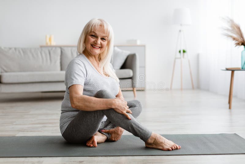 Belle Femme Sport Pratique Yoga Femme Assise Yoga Position Yoga Yoga à  L'extérieur. Concept D'exercice De Yoga De Relaxation Image stock - Image  du sain, maison: 271943183