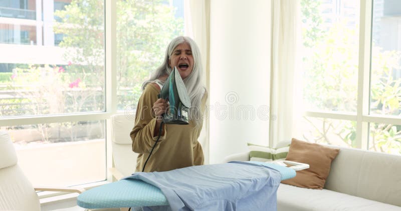 Femme mature joyeuse dansant en train de chanter à bord banque de vidéos
