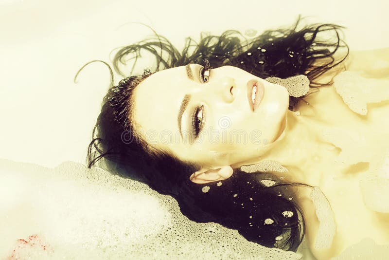 femme menteuse de bain photos libres de droits femme menteuse de bain photos libres de droits