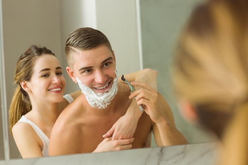 Femme mettant rasant la mousse sur le visage d'amis photos libres de droits Femme mettant rasant la mousse sur le visage d'amis photos libres de droits