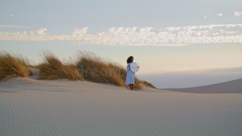 Femme miroir debout sable désert soirée d'été. fille posant devant le ciel gris. banque de vidéos
