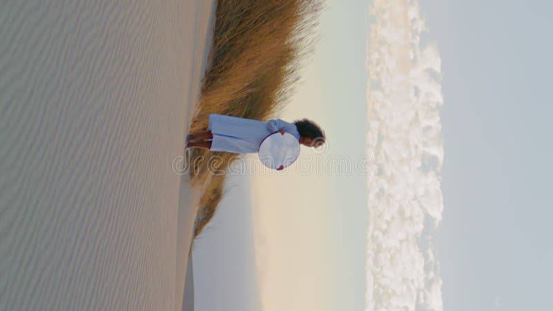 Femme miroir debout sable désert soirée verticale. fille posant devant le ciel clips vidéos