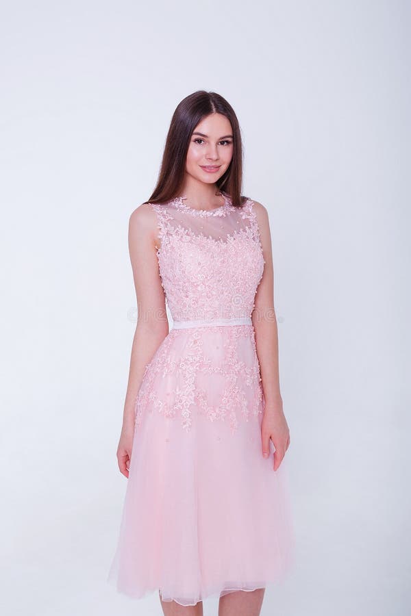 Femme mod?le de brune de beaut? dans la robe de cocktail Maquillage de luxe et coiffure de belle mode Silhouette s?duisante de fi photos libres de droits Femme mod?le de brune de beaut? dans la robe de cocktail Maquillage de luxe et coiffure de belle mode Silhouette s?duisante de fi photos libres de droits