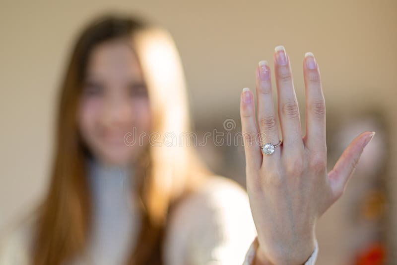 Femme montrant bague de fiançailles en main photos libres de droits