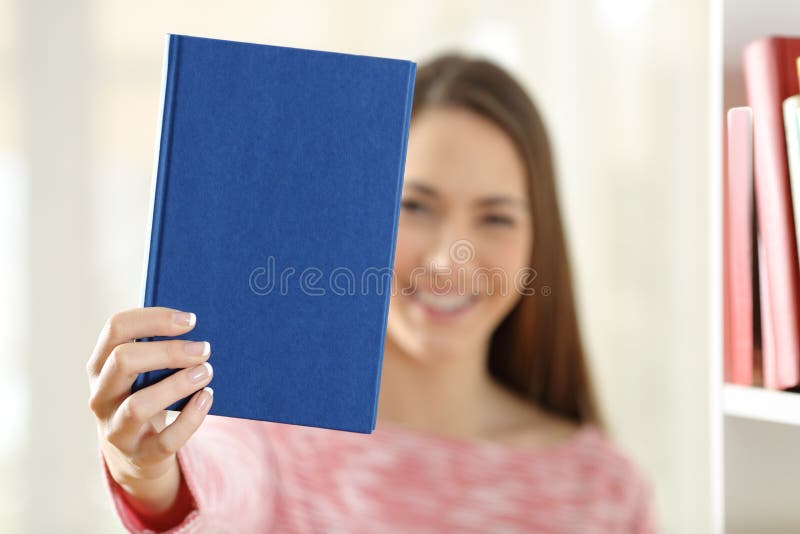 Femme montrant une couverture vide d'un livre image stock Femme montrant une couverture vide d'un livre image stock