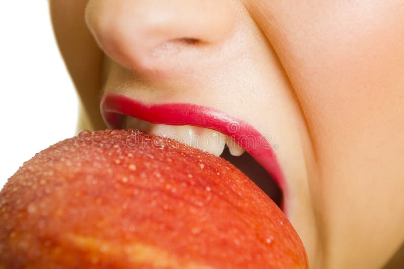 Femme mordant une pomme rouge fraîche photo libre de droits Femme mordant une pomme rouge fraîche photo libre de droits