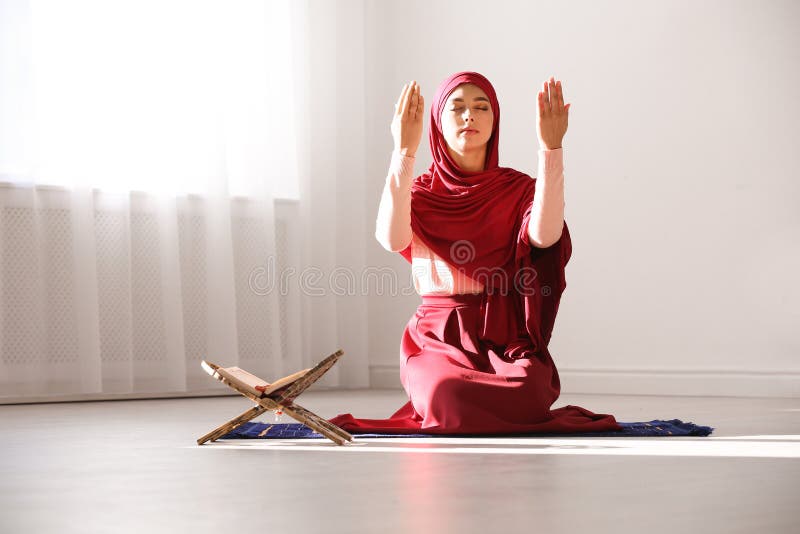 Femme musulmane dans la prière de hijab image libre de droits
