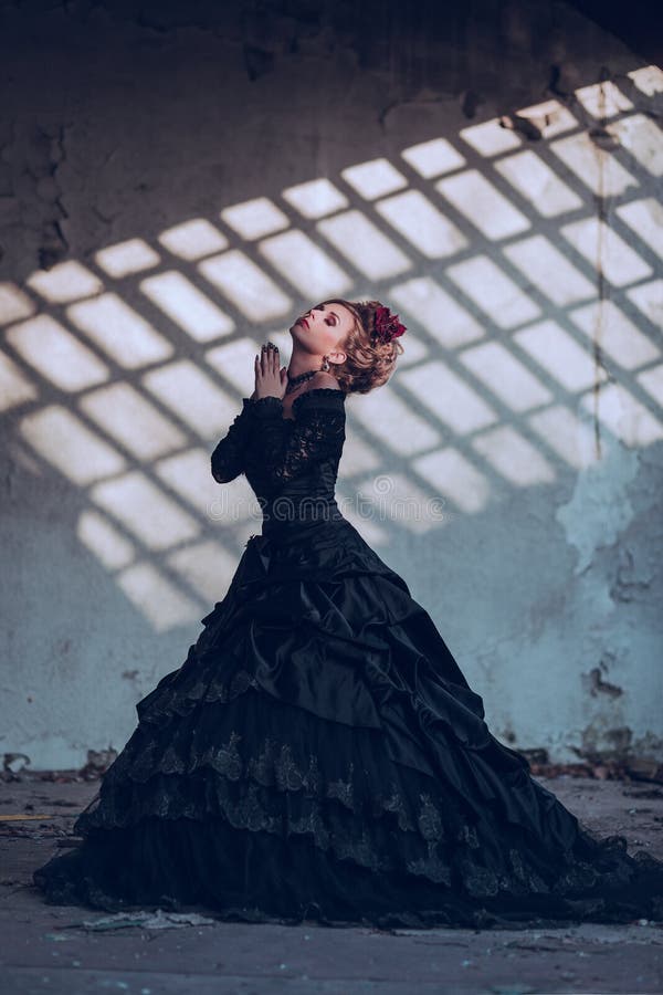 Femme mystérieuse dans la robe noire photographie stock libre de droits Femme mystérieuse dans la robe noire photographie stock libre de droits