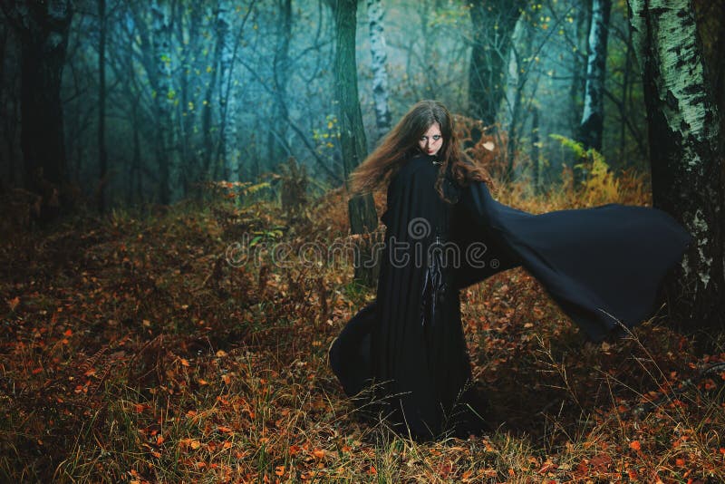 Femme mystérieuse marchant dans la forêt magique photos libres de droits Femme mystérieuse marchant dans la forêt magique photos libres de droits
