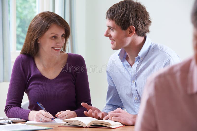 Femme mûre avec la classe d'In Adult Education de tuteur photographie stock libre de droits