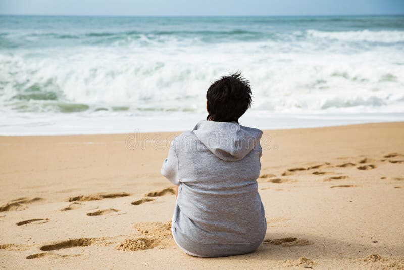 Femme mûre heureuse appréciant des vacances photos stock Femme mûre heureuse appréciant des vacances photos stock