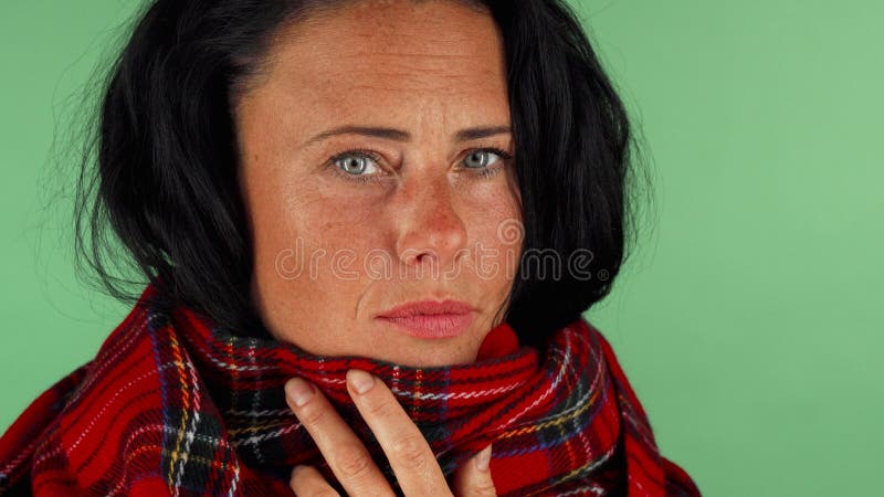 Femme mûre toussant se sentir malade et fatigué photo libre de droits Femme mûre toussant se sentir malade et fatigué photo libre de droits