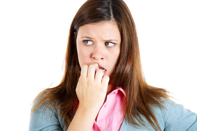Femme nerveuse mordant ses ongles mourant d'envie de quelque chose ou soucieux photos libres de droits
