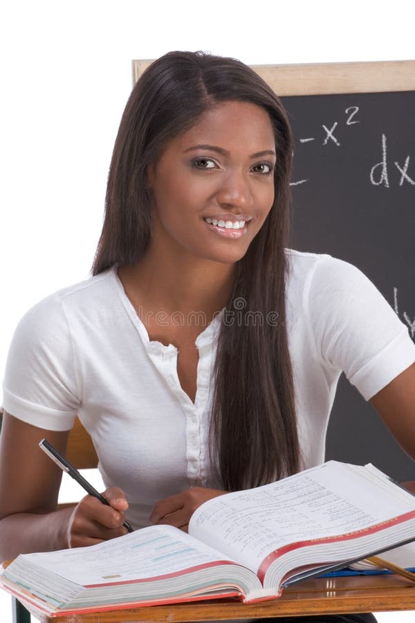 Femme noir d'étudiant universitaire étudiant l'examen de maths images stock Femme noir d'étudiant universitaire étudiant l'examen de maths images stock