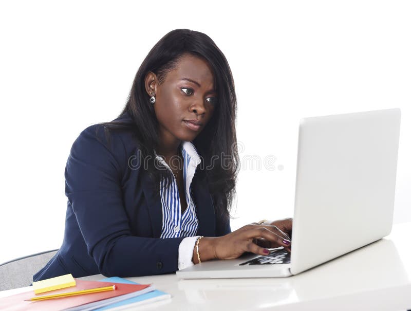 Femme noire attirante et efficace d'appartenance ethnique s'asseyant à la dactylographie de bureau d'ordinateur portable d'ordina images stock Femme noire attirante et efficace d'appartenance ethnique s'asseyant à la dactylographie de bureau d'ordinateur portable d'ordina images stock