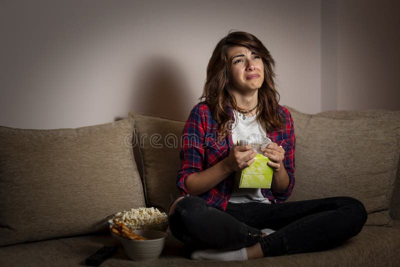 Femme observant un film de drame et sanglotant image libre de droits Femme observant un film de drame et sanglotant image libre de droits